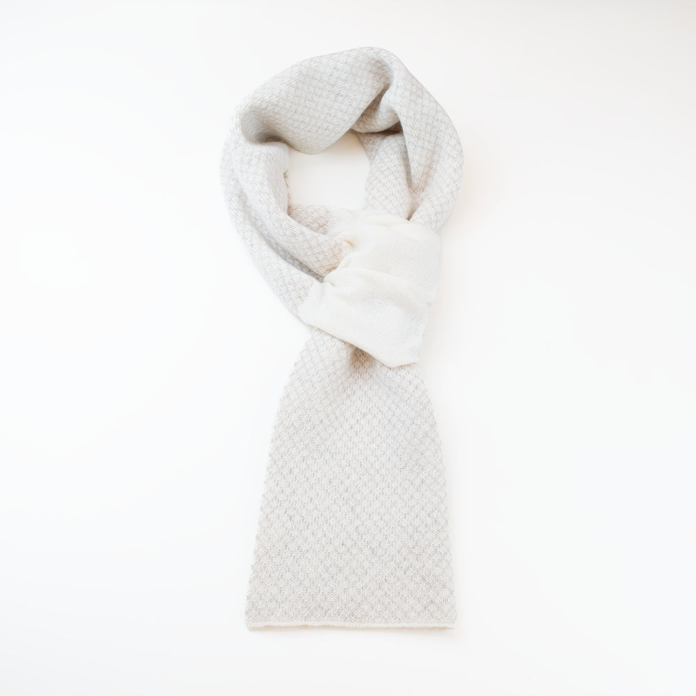 Sciarpa scaldacollo Jacquard double-face panna e naturale con asola in 100% Cashmere beige. Morbida, versatile e facile da indossare.