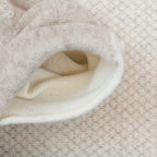 Sciarpa scaldacollo Jacquard double-face panna e naturale con asola in 100% Cashmere beige. Morbida, versatile e facile da indossare.