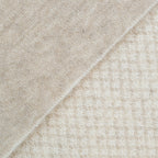 Sciarpa scaldacollo Jacquard double-face panna e naturale con asola in 100% Cashmere beige. Morbida, versatile e facile da indossare.