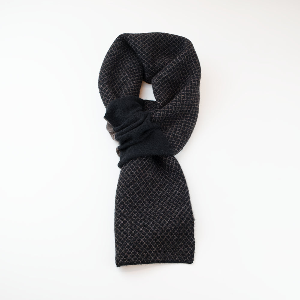 Sciarpa scaldacollo Jacquard double-face nero e marrone con asola in 100% Cashmere beige. Morbida, versatile e facile da indossare.