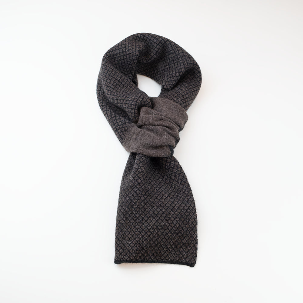 Sciarpa scaldacollo Jacquard double-face nero e marrone con asola in 100% Cashmere beige. Morbida, versatile e facile da indossare.