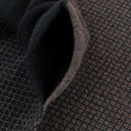 Sciarpa scaldacollo Jacquard double-face nero e marrone con asola in 100% Cashmere beige. Morbida, versatile e facile da indossare.
