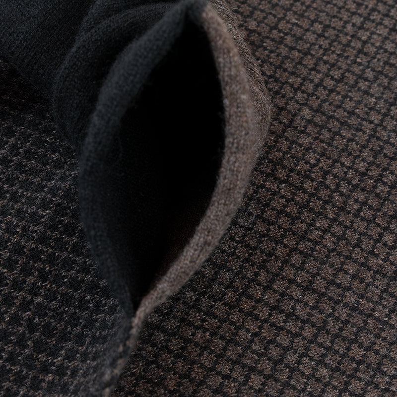 Sciarpa scaldacollo Jacquard double-face nero e marrone con asola in 100% Cashmere beige. Morbida, versatile e facile da indossare.