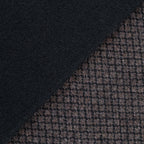 Sciarpa scaldacollo Jacquard double-face nero e marrone con asola in 100% Cashmere beige. Morbida, versatile e facile da indossare.
