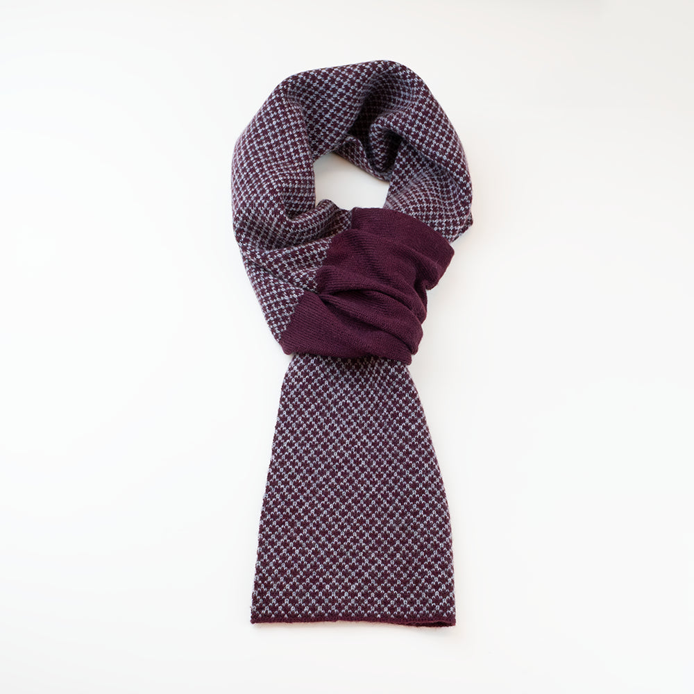 Sciarpa scaldacollo Jacquard double-face prugna e grigio con asola in 100% Cashmere beige. Morbida, versatile e facile da indossare.