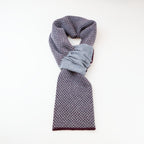 Sciarpa scaldacollo Jacquard double-face prugna e grigio con asola in 100% Cashmere beige. Morbida, versatile e facile da indossare.