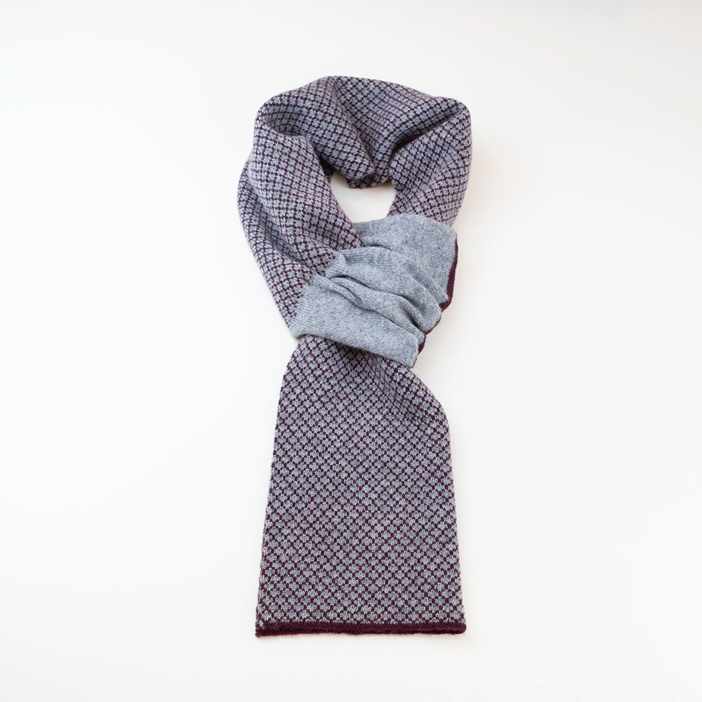 Sciarpa scaldacollo Jacquard double-face prugna e grigio con asola in 100% Cashmere beige. Morbida, versatile e facile da indossare.