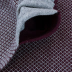 Sciarpa scaldacollo Jacquard double-face prugna e grigio con asola in 100% Cashmere beige. Morbida, versatile e facile da indossare.