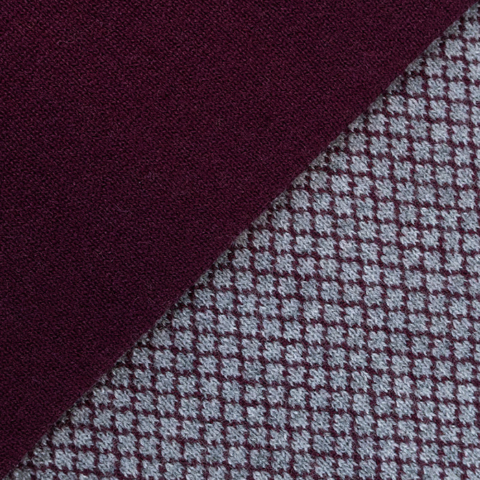 Sciarpa scaldacollo Jacquard double-face prugna e grigio con asola in 100% Cashmere beige. Morbida, versatile e facile da indossare.