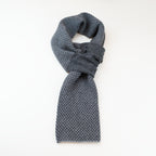 Sciarpa scaldacollo Jacquard double-face grigio con asola in 100% Cashmere beige. Morbida, versatile e facile da indossare.