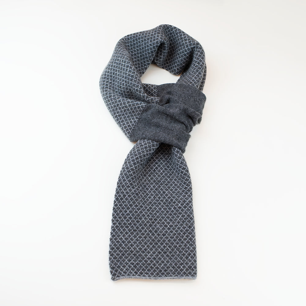 Sciarpa scaldacollo Jacquard double-face grigio con asola in 100% Cashmere beige. Morbida, versatile e facile da indossare.