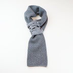 Sciarpa scaldacollo Jacquard double-face grigio con asola in 100% Cashmere beige. Morbida, versatile e facile da indossare.