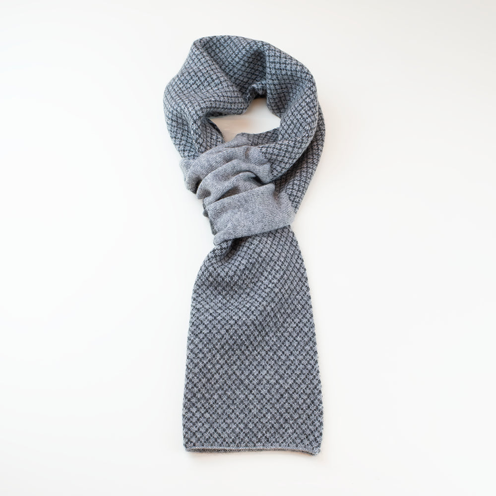 Sciarpa scaldacollo Jacquard double-face grigio con asola in 100% Cashmere beige. Morbida, versatile e facile da indossare.