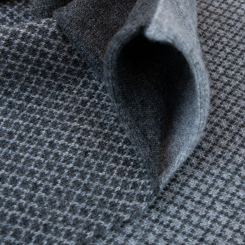 Sciarpa scaldacollo Jacquard double-face grigio con asola in 100% Cashmere beige. Morbida, versatile e facile da indossare.