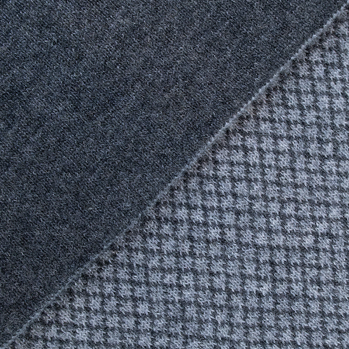 Sciarpa scaldacollo Jacquard double-face grigio con asola in 100% Cashmere beige. Morbida, versatile e facile da indossare.