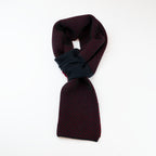 Sciarpa scaldacollo Jacquard double-face nero e bordeaux con asola in 100% Cashmere beige. Morbida, versatile e facile da indossare.