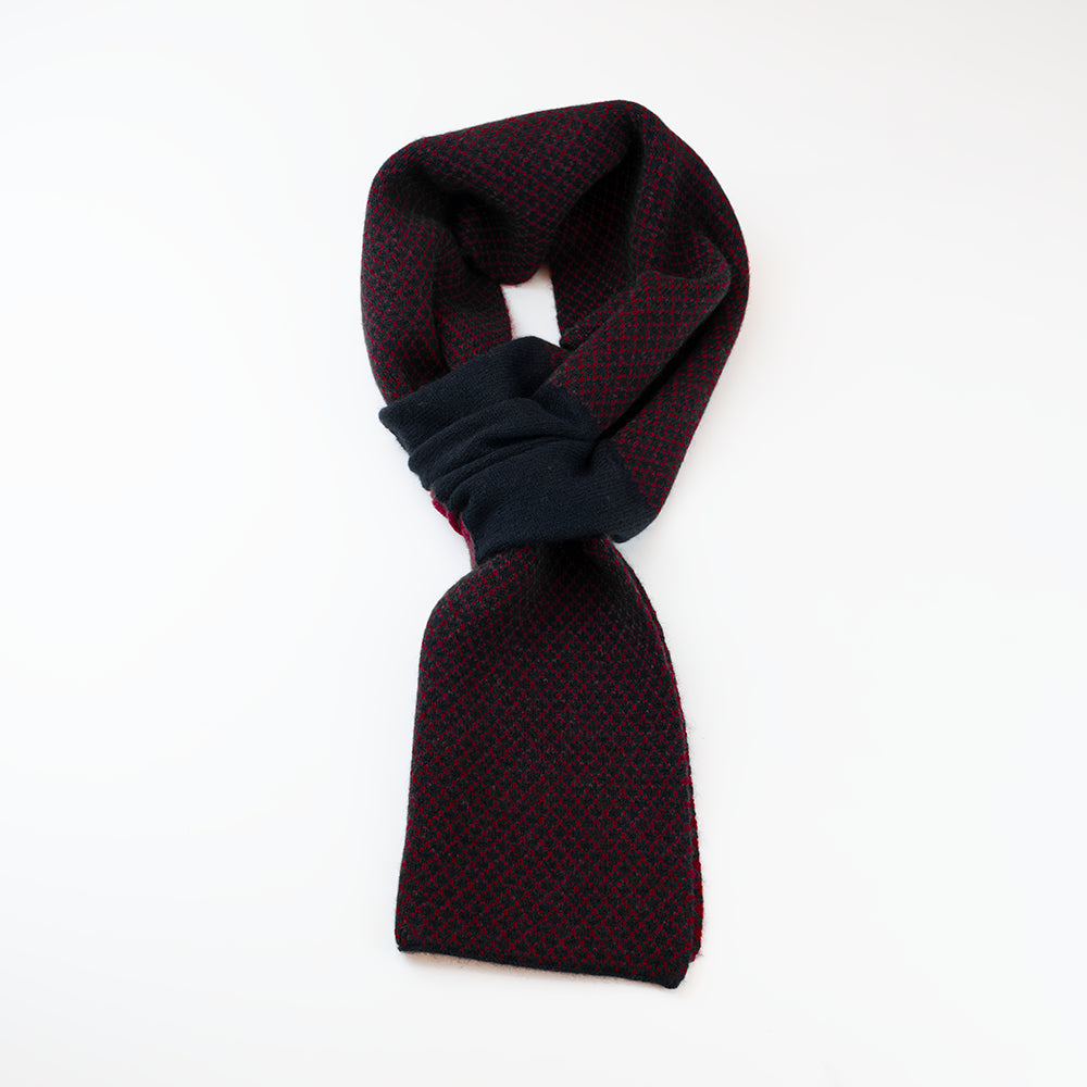 Sciarpa scaldacollo Jacquard double-face nero e bordeaux con asola in 100% Cashmere beige. Morbida, versatile e facile da indossare.