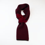 Sciarpa scaldacollo Jacquard double-face nero e bordeaux con asola in 100% Cashmere beige. Morbida, versatile e facile da indossare.