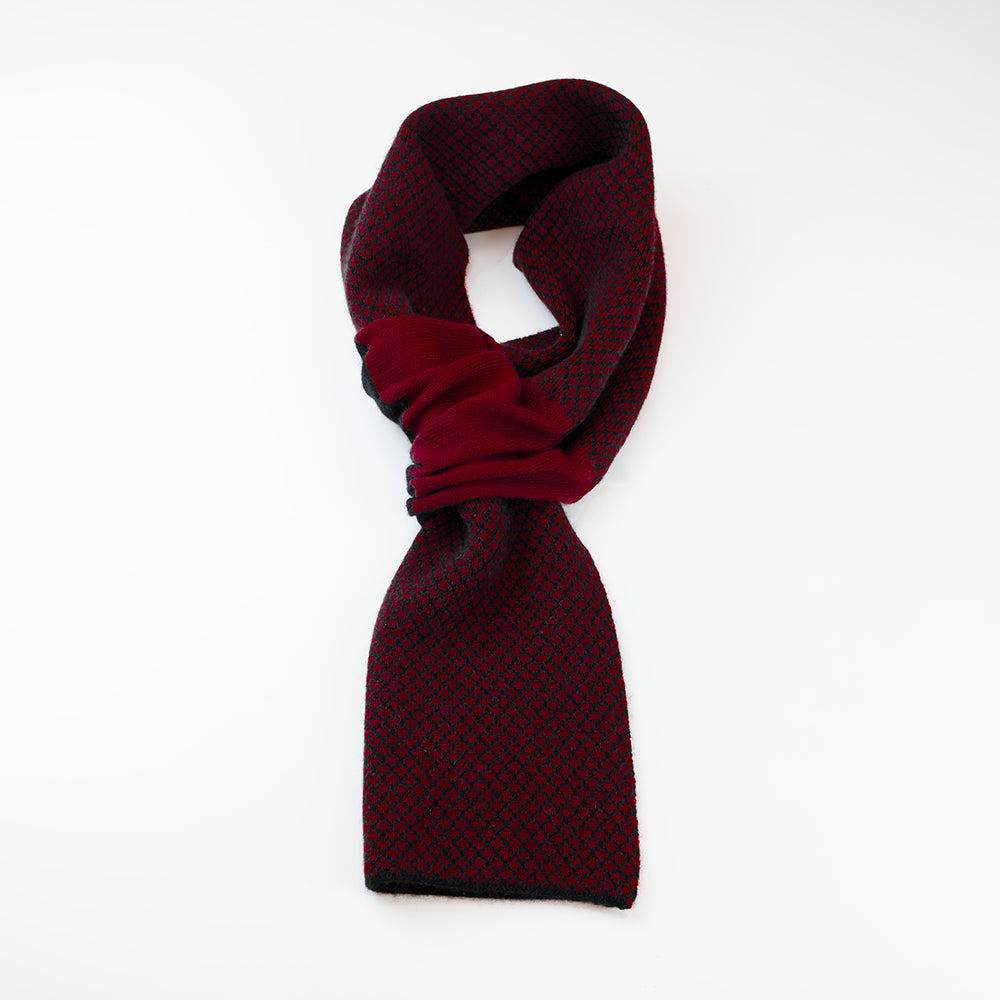 Sciarpa scaldacollo Jacquard double-face nero e bordeaux con asola in 100% Cashmere beige. Morbida, versatile e facile da indossare.