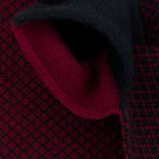 Sciarpa scaldacollo Jacquard double-face nero e bordeaux con asola in 100% Cashmere beige. Morbida, versatile e facile da indossare.