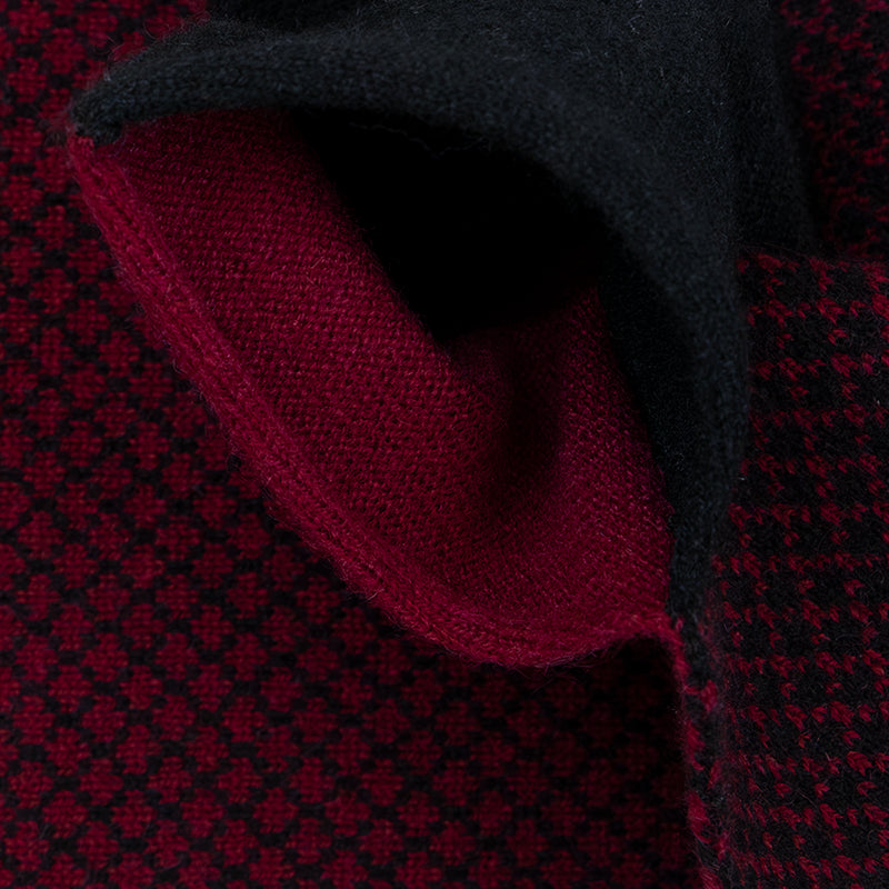 Sciarpa scaldacollo Jacquard double-face nero e bordeaux con asola in 100% Cashmere beige. Morbida, versatile e facile da indossare.