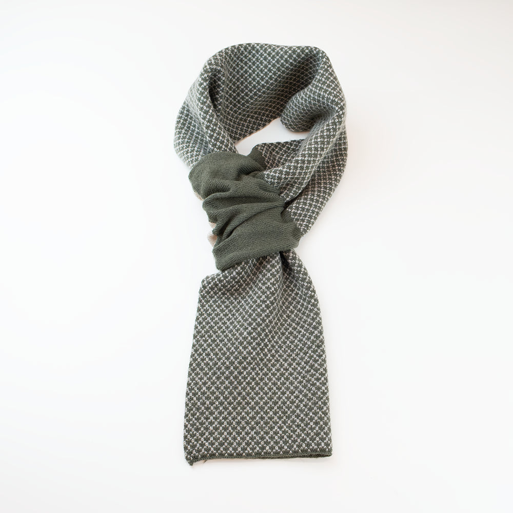 Sciarpa scaldacollo Jacquard double-face verde militare e beige con asola in 100% Cashmere beige. Morbida, versatile e facile da indossare.