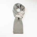 Sciarpa scaldacollo Jacquard double-face verde militare e beige con asola in 100% Cashmere beige. Morbida, versatile e facile da indossare.
