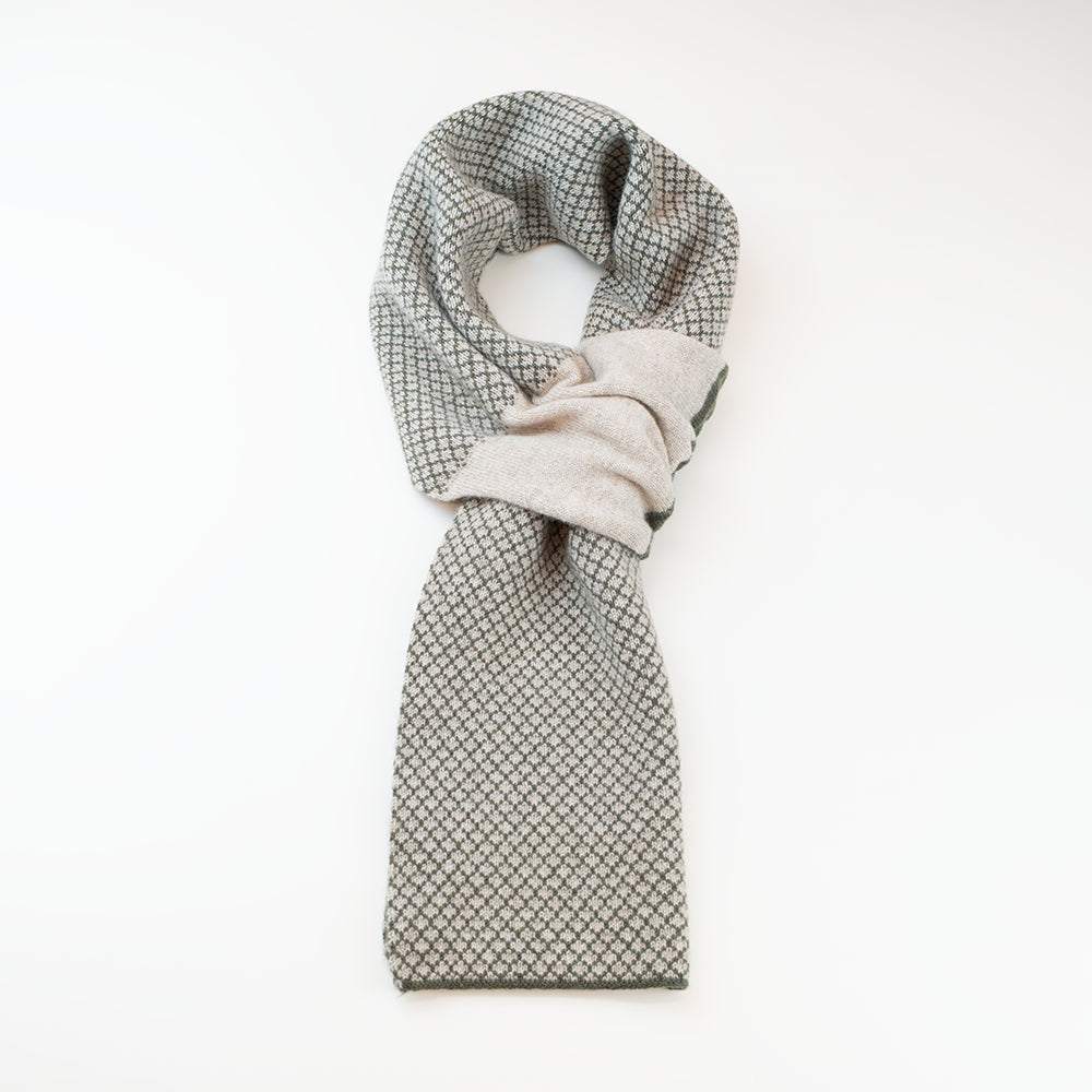 Sciarpa scaldacollo Jacquard double-face verde militare e beige con asola in 100% Cashmere beige. Morbida, versatile e facile da indossare.