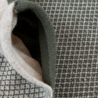 Sciarpa scaldacollo Jacquard double-face verde militare e beige con asola in 100% Cashmere beige. Morbida, versatile e facile da indossare.