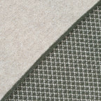 Sciarpa scaldacollo Jacquard double-face verde militare e beige con asola in 100% Cashmere beige. Morbida, versatile e facile da indossare.