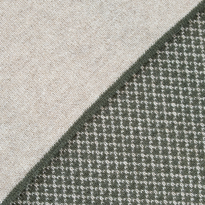 Sciarpa scaldacollo Jacquard double-face verde militare e beige con asola in 100% Cashmere beige. Morbida, versatile e facile da indossare.