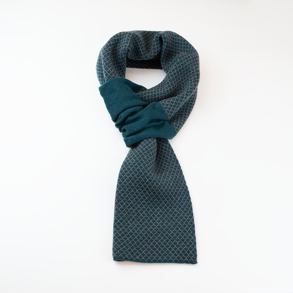 Sciarpa scaldacollo Jacquard double-face verde e legno con asola in 100% Cashmere beige. Morbida, versatile e facile da indossare.