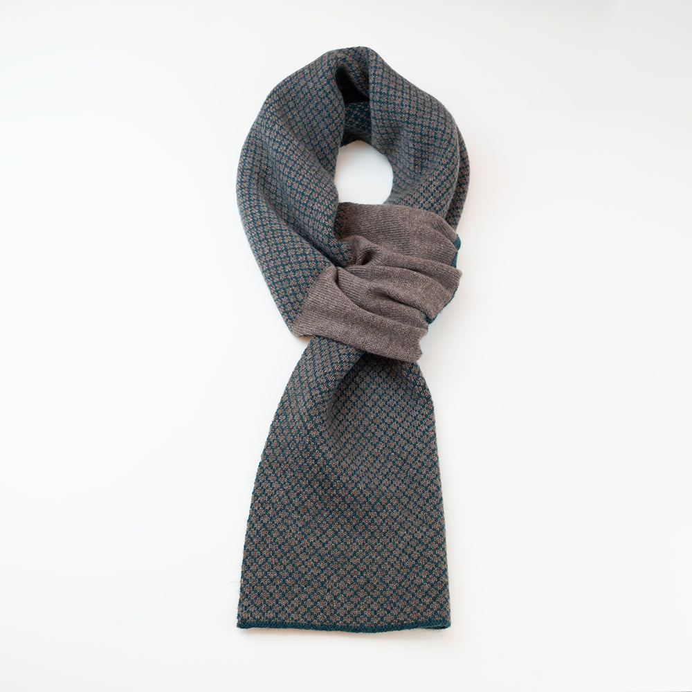 Sciarpa scaldacollo Jacquard double-face verde e legno con asola in 100% Cashmere beige. Morbida, versatile e facile da indossare.