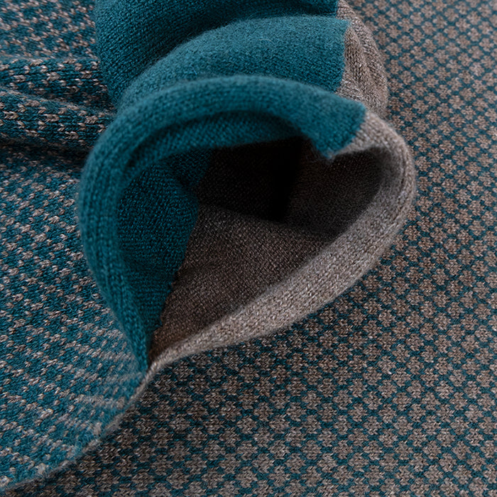 Sciarpa scaldacollo Jacquard double-face verde e legno con asola in 100% Cashmere beige. Morbida, versatile e facile da indossare.