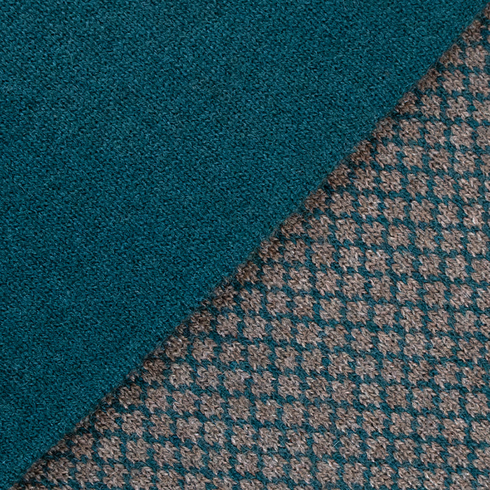 Sciarpa scaldacollo Jacquard double-face verde e legno con asola in 100% Cashmere beige. Morbida, versatile e facile da indossare.