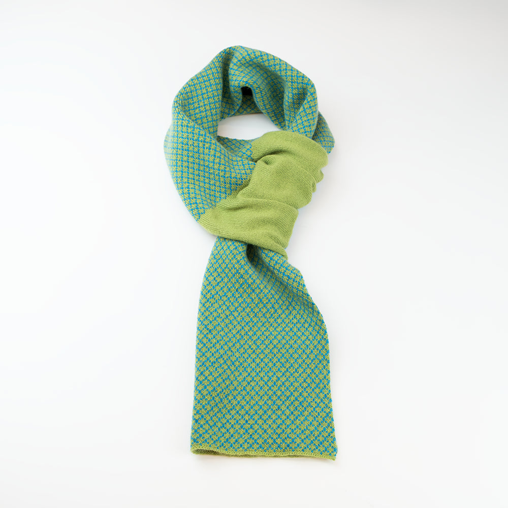 Sciarpa scaldacollo Jacquard double-face zaffiro e verde prato con asola in 100% Cashmere beige. Morbida, versatile e facile da indossare.