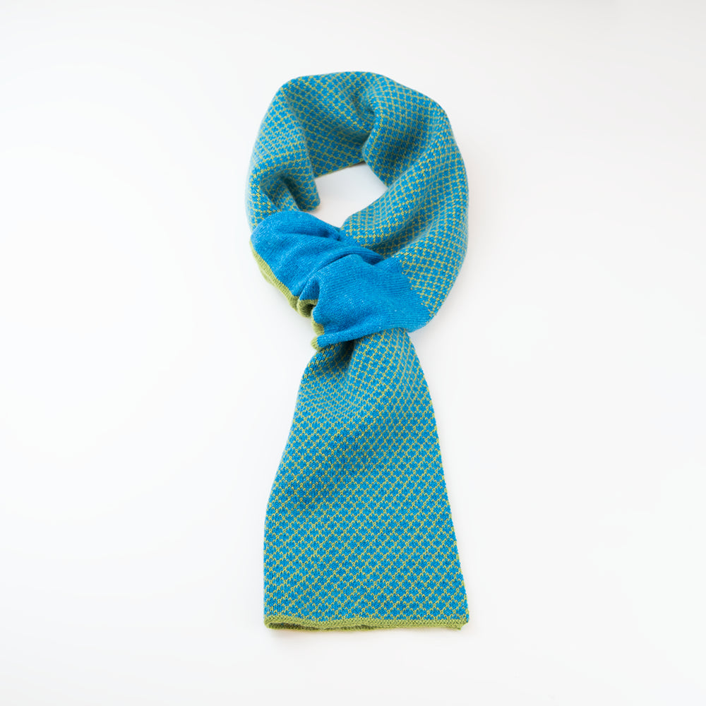 Sciarpa scaldacollo Jacquard double-face zaffiro e verde prato con asola in 100% Cashmere beige. Morbida, versatile e facile da indossare.