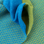 Sciarpa scaldacollo Jacquard double-face zaffiro e verde prato con asola in 100% Cashmere beige. Morbida, versatile e facile da indossare.