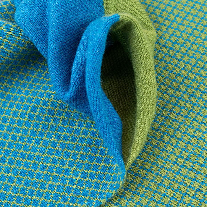 Sciarpa scaldacollo Jacquard double-face zaffiro e verde prato con asola in 100% Cashmere beige. Morbida, versatile e facile da indossare.