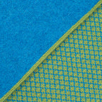 Sciarpa scaldacollo Jacquard double-face zaffiro e verde prato con asola in 100% Cashmere beige. Morbida, versatile e facile da indossare.