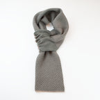 Sciarpa scaldacollo Jacquard double-face verde militare con asola in 100% Cashmere beige. Morbida, versatile e facile da indossare.