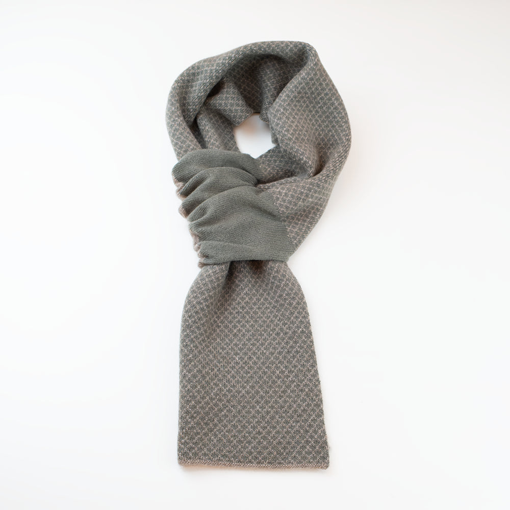 Sciarpa scaldacollo Jacquard double-face verde militare con asola in 100% Cashmere beige. Morbida, versatile e facile da indossare.