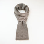 Sciarpa scaldacollo Jacquard double-face verde militare con asola in 100% Cashmere beige. Morbida, versatile e facile da indossare.