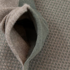 Sciarpa scaldacollo Jacquard double-face verde militare con asola in 100% Cashmere beige. Morbida, versatile e facile da indossare.