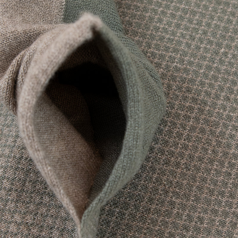 Sciarpa scaldacollo Jacquard double-face verde militare con asola in 100% Cashmere beige. Morbida, versatile e facile da indossare.