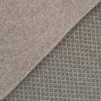 Sciarpa scaldacollo Jacquard double-face verde militare con asola in 100% Cashmere beige. Morbida, versatile e facile da indossare.