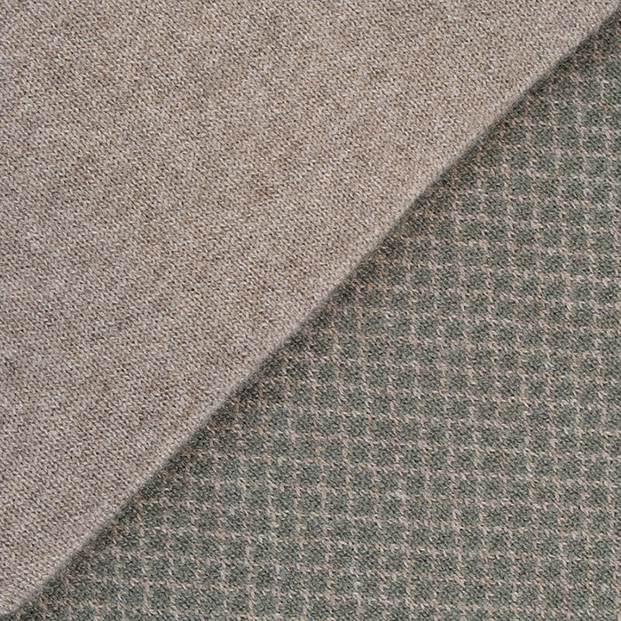 Sciarpa scaldacollo Jacquard double-face verde militare con asola in 100% Cashmere beige. Morbida, versatile e facile da indossare.