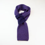 Sciarpa scaldacollo Jacquard double-face viola con asola in 100% Cashmere beige. Morbida, versatile e facile da indossare.