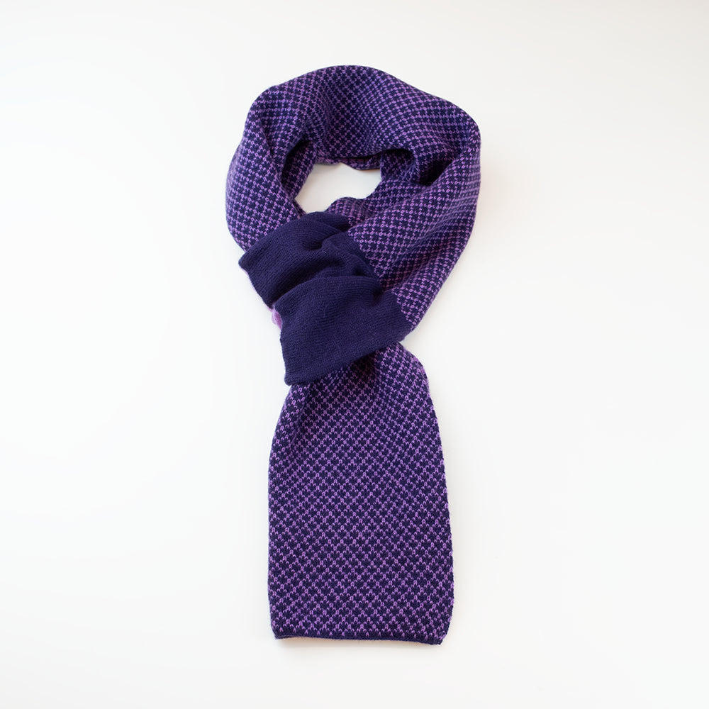 Sciarpa scaldacollo Jacquard double-face viola con asola in 100% Cashmere beige. Morbida, versatile e facile da indossare.