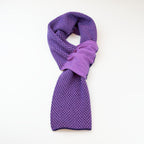 Sciarpa scaldacollo Jacquard double-face viola con asola in 100% Cashmere beige. Morbida, versatile e facile da indossare.